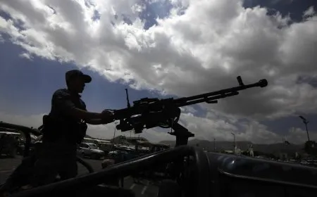 الحوثيون يستهدفون سفينة أميركية في البحر الأحمر