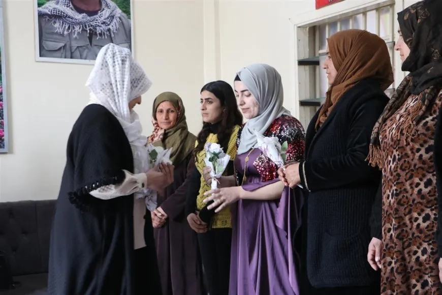 زيارة قرية JIN WAR وتقديم درع لمجلس عوائل الشهداء بمناسبة 8 آذار