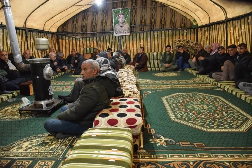 تقديم واجب العزاء لذوي مقاتل قسد محمود حمي