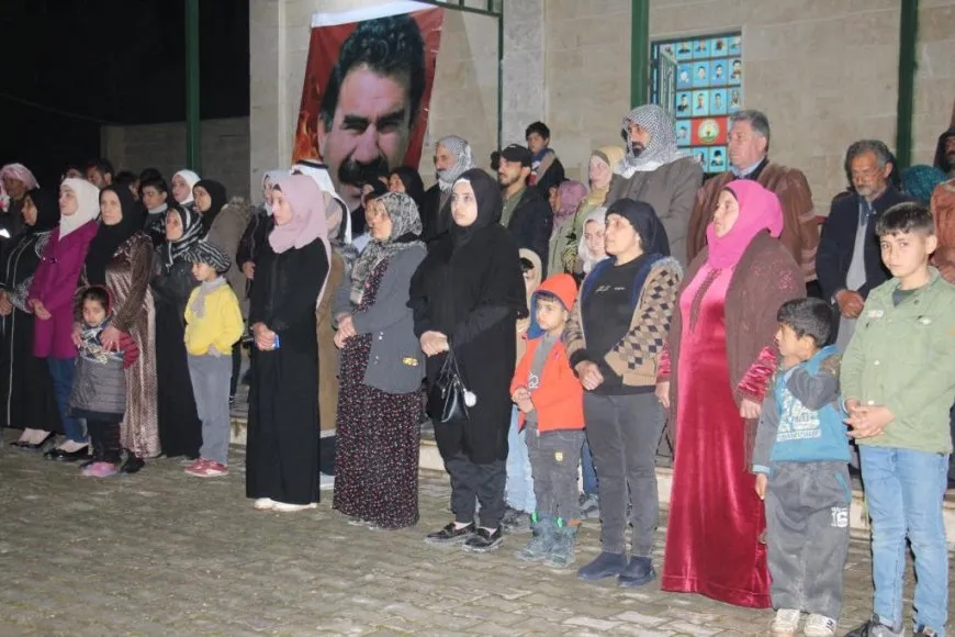 إيقاد الشموع على أضرحة الشهداء عشية عيد نوروز