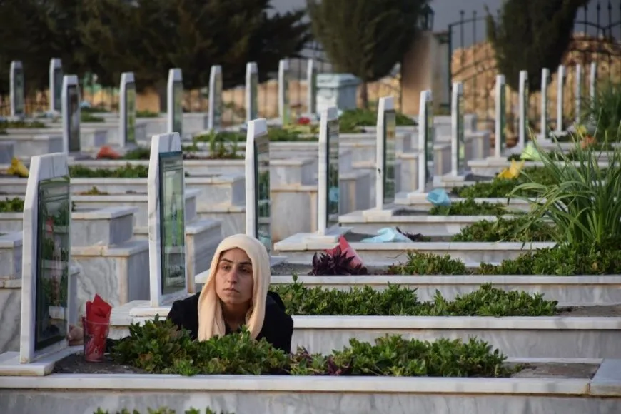 إيقاد الشموع على أضرحة الشهداء عشية عيد نوروز