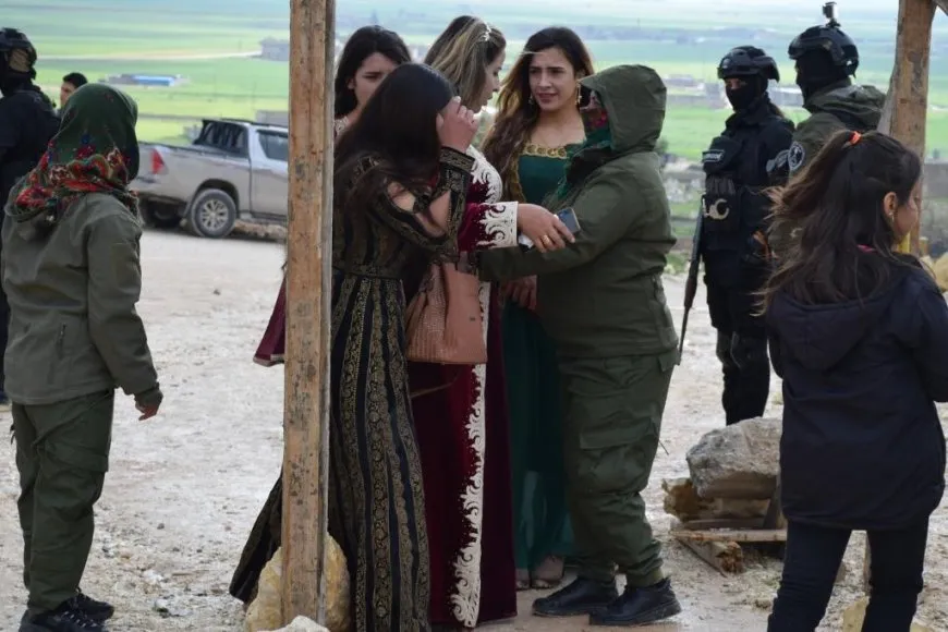 بدء احتفاليتي نوروز في كوباني وحلب بإيقاد شعلة نوروز