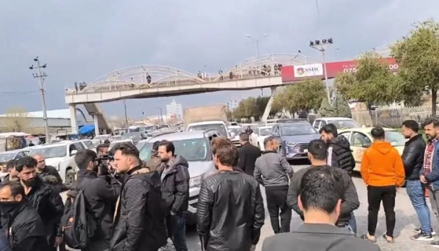 أصحاب المحال التجارية يقطعون الطريق العام في هولير جنوب كردستان