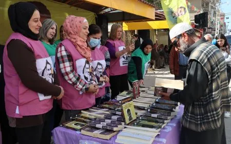 منصة لعرض كتب القائد عبد الله أوجلان بمناسبة 4 نيسان