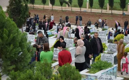 أداء صلاة العيد وزيارة أضرحة الشهداء في إقليم شمال وشرق سوريا