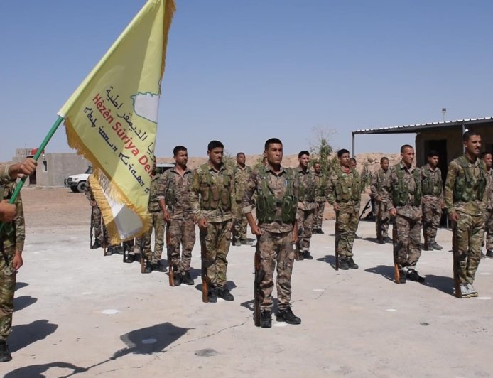التحاق 33 مقاتلاً بصفوف مجلس هجين العسكري في دير الزور 