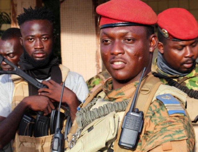 بوركينا فاسو تطرد ثلاثة دبلوماسيين فرنسيين