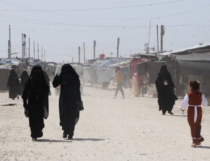 تهريب زوجة متزعم لداعش وطفليها من مخيم الهول