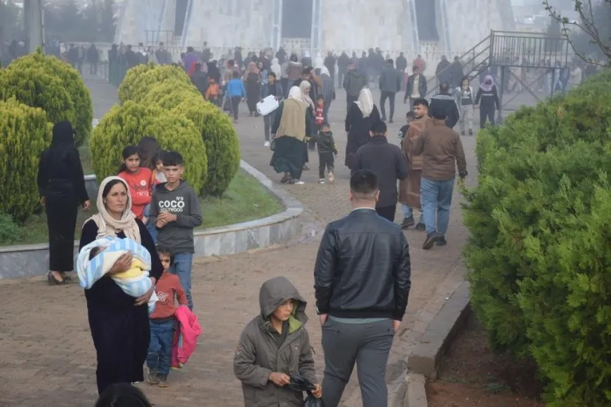 أداء صلاة العيد وزيارة أضرحة الشهداء في إقليم شمال وشرق سوريا