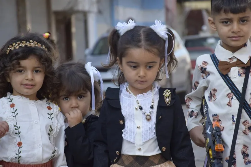 الأطفال وبهجة عيد الفطر.. ملابس جديدة وزيارات وعيديات