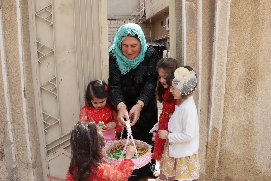 الأطفال وبهجة عيد الفطر.. ملابس جديدة وزيارات وعيديات