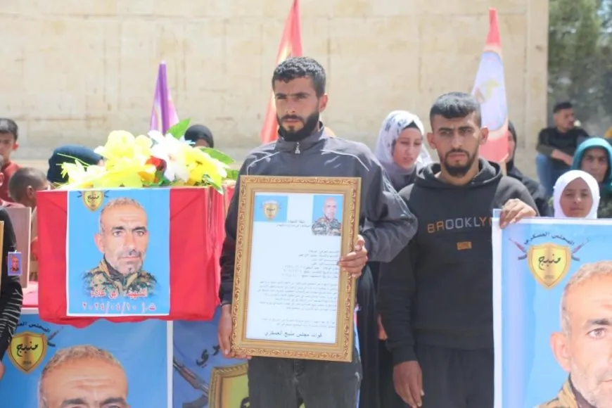 أهالي منبج يشيّعون جثمان مقاتل مجلس منبج العسكري حسين الإبراهيم