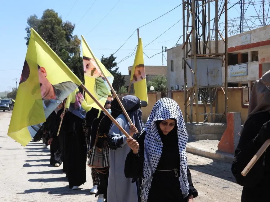 مظاهرة في مقاطعة الطبقة للمطالبة بالحرية الجسدية للقائد عبد الله أوجلان 
