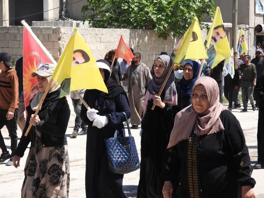 مظاهرة في مقاطعة الطبقة للمطالبة بالحرية الجسدية للقائد عبد الله أوجلان 