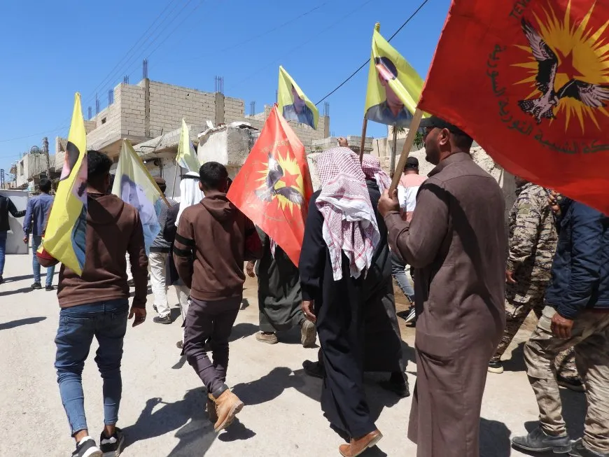 مظاهرة في مقاطعة الطبقة للمطالبة بالحرية الجسدية للقائد عبد الله أوجلان 