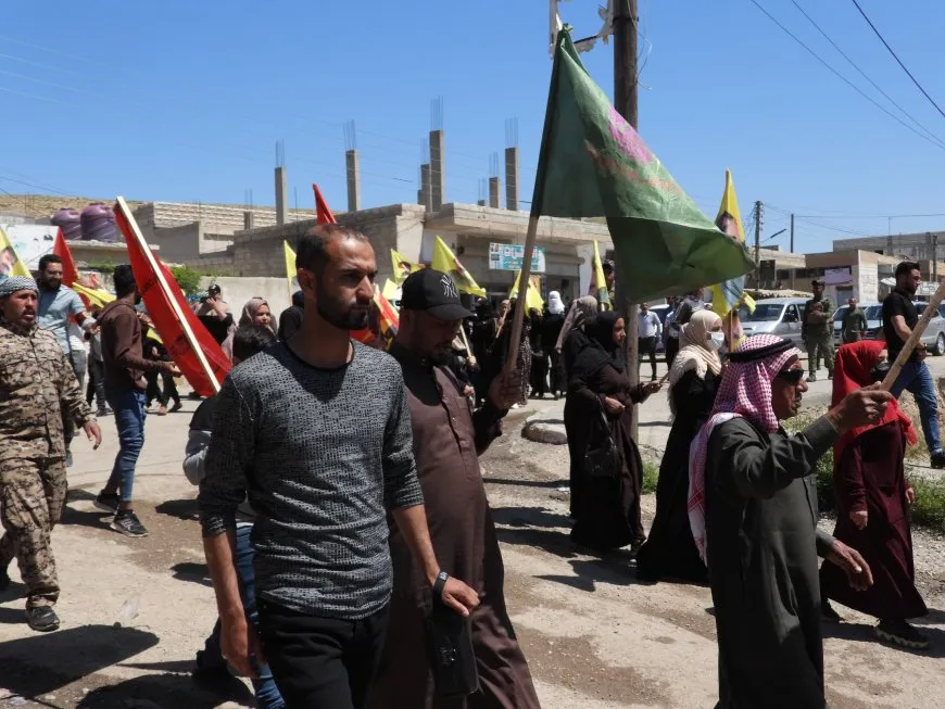 مظاهرة في مقاطعة الطبقة للمطالبة بالحرية الجسدية للقائد عبد الله أوجلان 