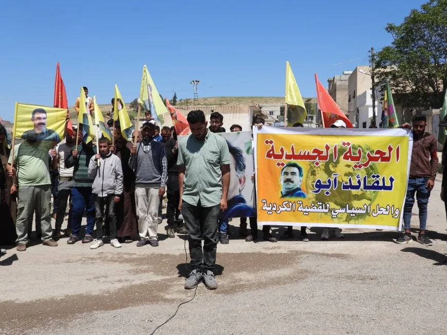 مظاهرة في مقاطعة الطبقة للمطالبة بالحرية الجسدية للقائد عبد الله أوجلان 