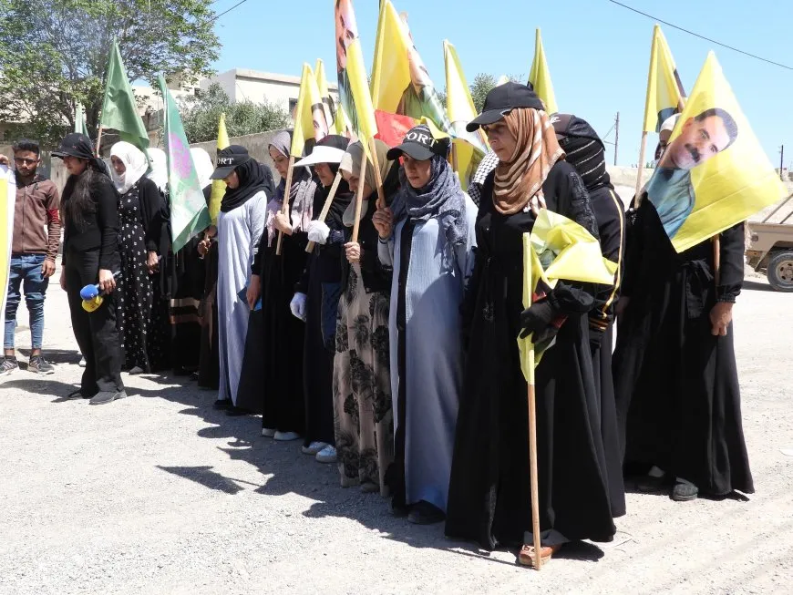 مظاهرة في مقاطعة الطبقة للمطالبة بالحرية الجسدية للقائد عبد الله أوجلان 