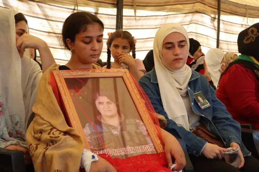 تقديم واجب العزاء لذوي مقاتلة YPJ نارفين هوكر