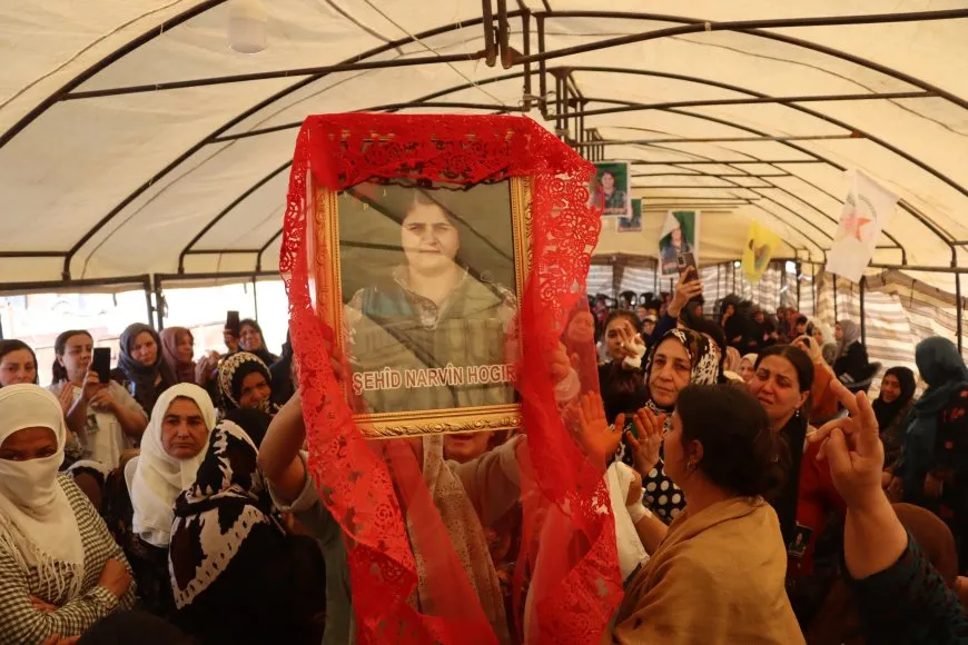 تقديم واجب العزاء لذوي مقاتلة YPJ نارفين هوكر