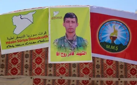 تقديم واجب العزاء لذوي المقاتل قادر روج آفا