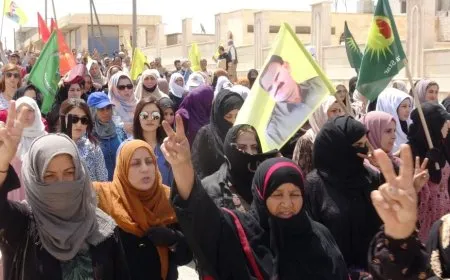 أهالي عين عيسى يتظاهرون تنديداً بالأحكام الجائرة بحق معتقلي" قضية كوباني"