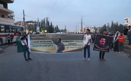 أهالي منبج يطالبون بالحرية الجسدية للقائد عبدالله أوجلان في مسيرة جماهيرية