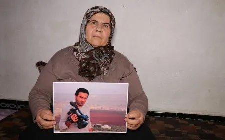 والدة الصحفي سليمان أحمد: أطلِقوا سراح ولدي فإنه لم يرتكب ذنباً