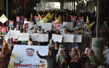 حناجر أهالي مقاطعة الفرات تصدح "لا حيادة دون القائد"