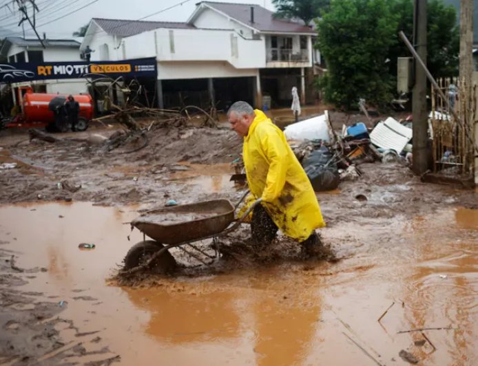 ارتفاع عدد ضحايا الفيضانات في جنوب البرازيل إلى 136