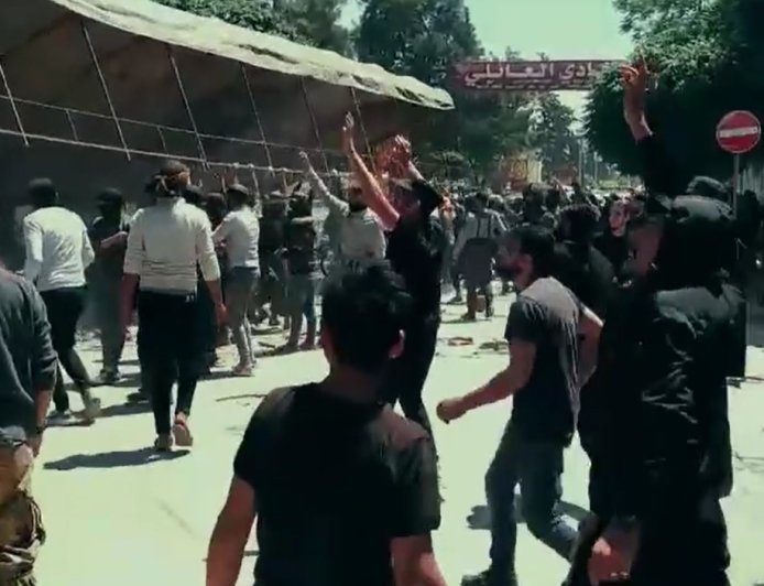 مرتزقة تحرير الشام يعتدون بالضرب المبرّح على متظاهرين في إدلب
