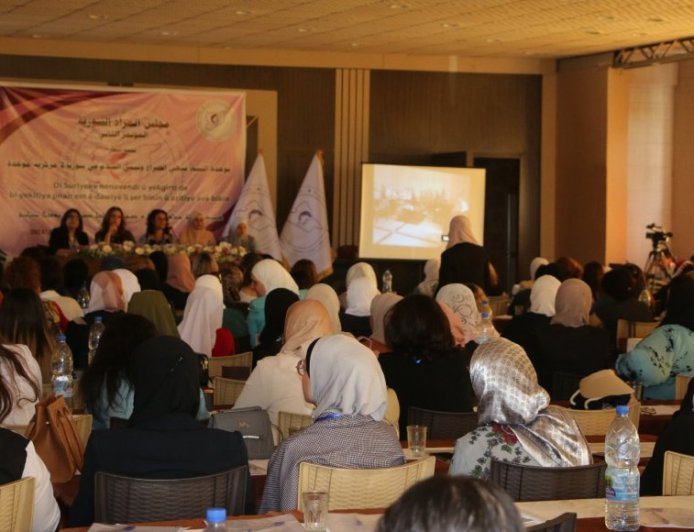 "المرأة قادرة على إنهاء الأزمة وقيادة عملية السلام في سوريا"