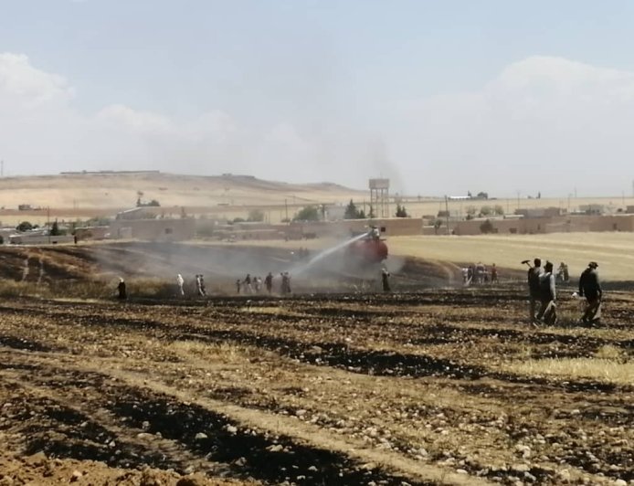 فرق الطوارئ والأهالي يخمدون حريقاً اندلع في محاصيل قرية بير كنيس بالدرباسية 