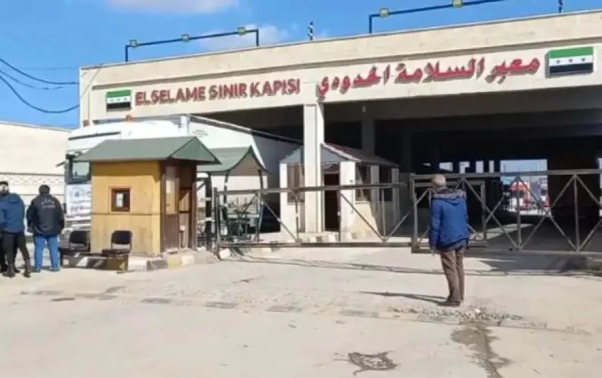 السلطات التركية ترحّل لاجئين سوريين تحضيراً لتوطينهم في إعزاز السورية المحتلة