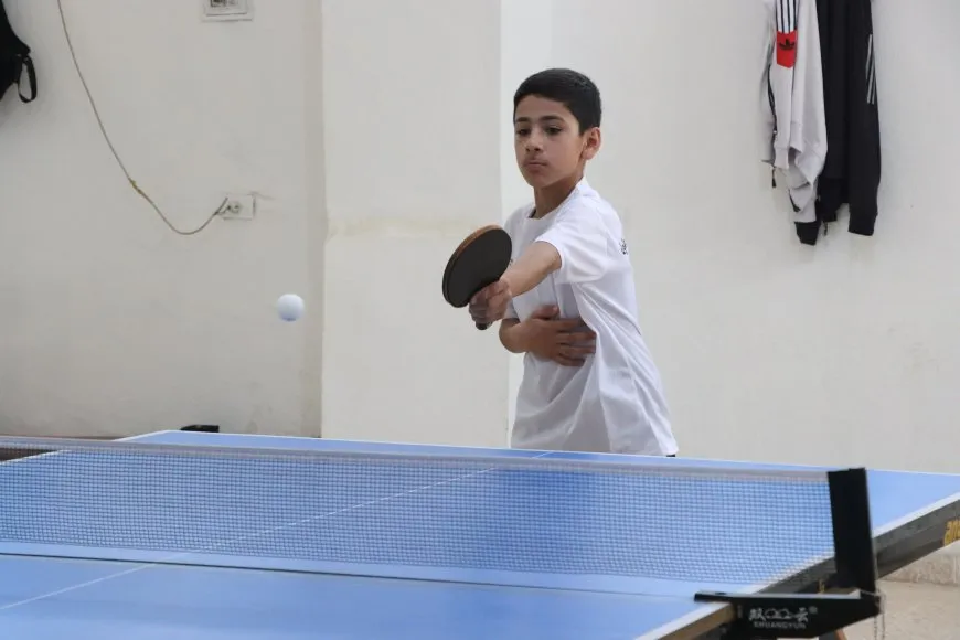 لاعب صغير مضربه يخطف الأنظار في لعبة كرة الطاولة