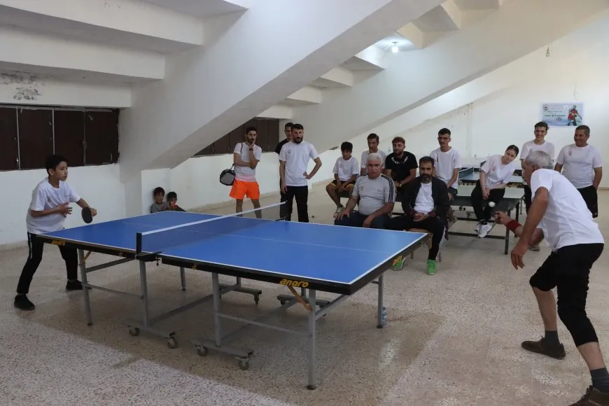 لاعب صغير مضربه يخطف الأنظار في لعبة كرة الطاولة