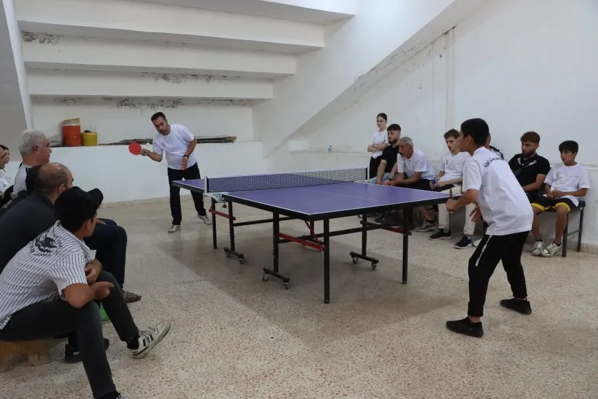 لاعب صغير مضربه يخطف الأنظار في لعبة كرة الطاولة