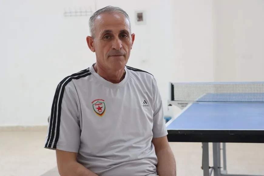 لاعب صغير مضربه يخطف الأنظار في لعبة كرة الطاولة