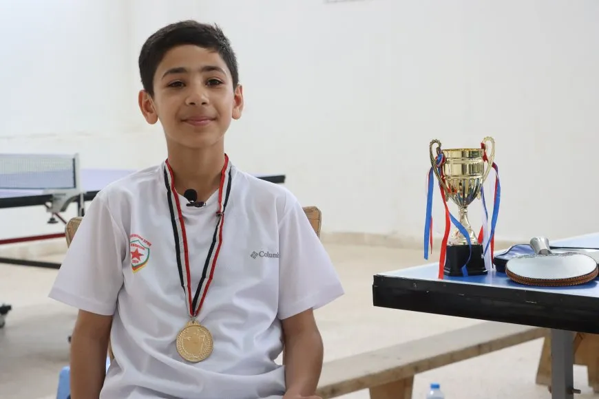لاعب صغير مضربه يخطف الأنظار في لعبة كرة الطاولة