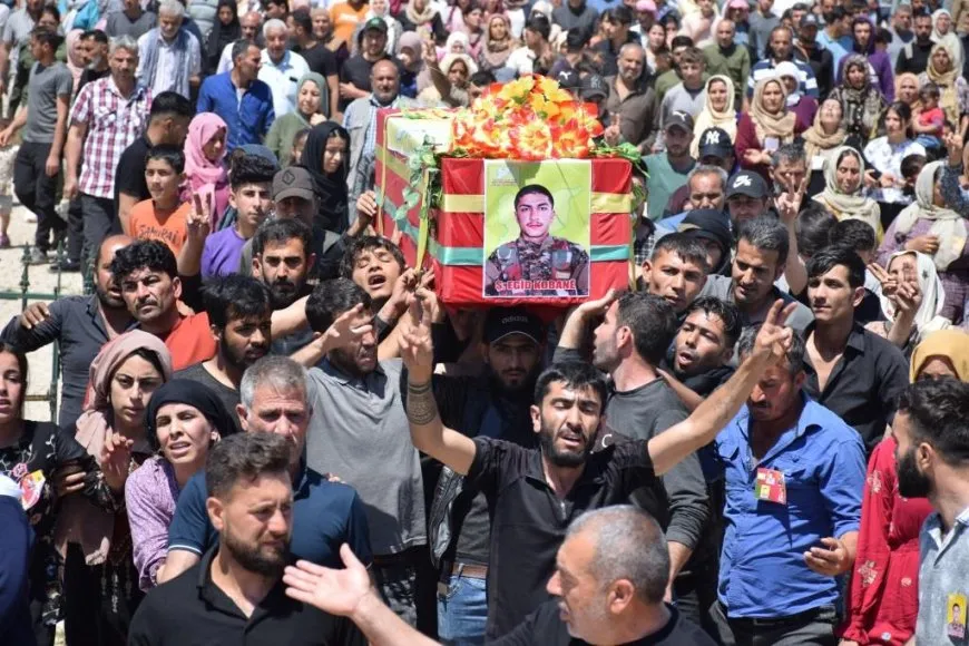 تشييع جثمان مقاتل قسد الشهيد عكيد واستذكار 3 آخرين في كوباني