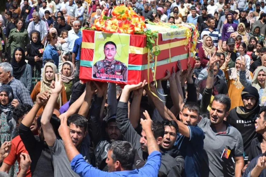 تشييع جثمان مقاتل قسد الشهيد عكيد واستذكار 3 آخرين في كوباني