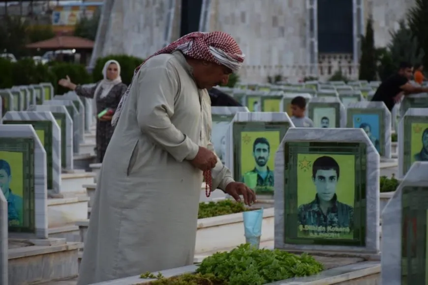 عشية يوم الشهداء أهالي شمال وشرق سوريا يوقدون الشموع على أضرحتهم