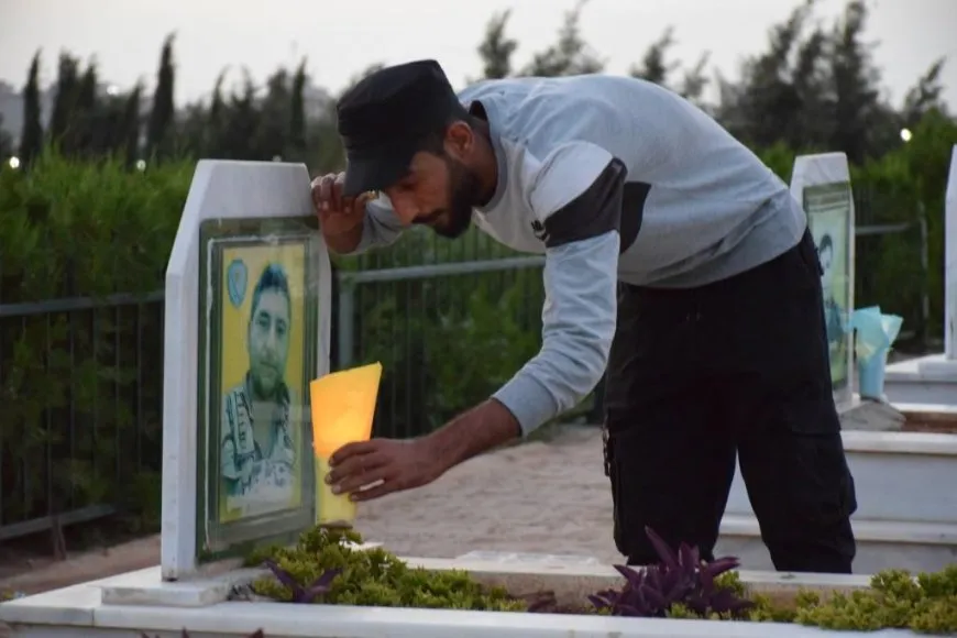عشية يوم الشهداء أهالي شمال وشرق سوريا يوقدون الشموع على أضرحتهم