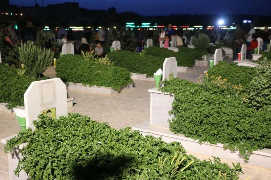 إشعال الشموع على أضرحة الشهداء في مدينة حلب