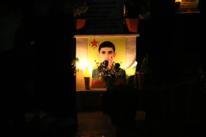 إشعال الشموع على أضرحة الشهداء في مدينة حلب