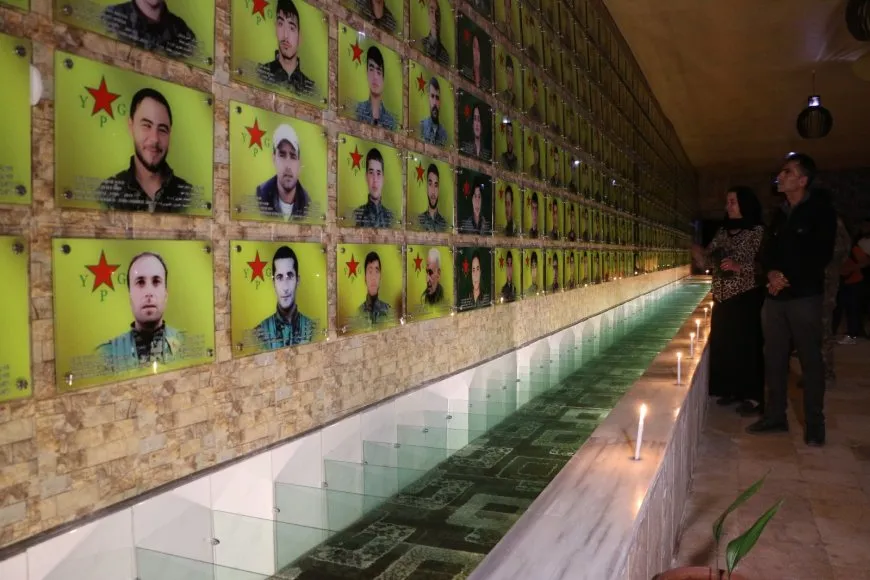 إشعال الشموع على أضرحة الشهداء في مدينة حلب