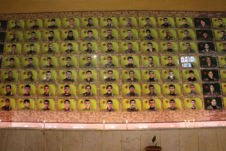 إشعال الشموع على أضرحة الشهداء في مدينة حلب