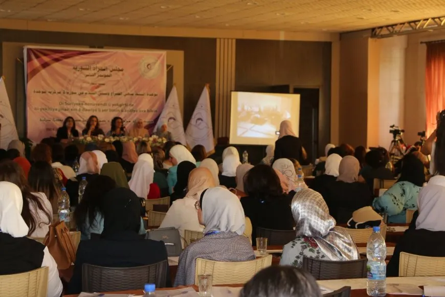 أعمال مؤتمر مجلس المرأة السورية مستمرة بإلقاء الكلمات وقراءة التوجيهات