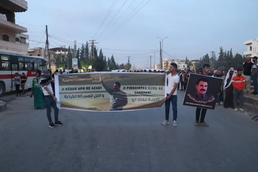 أهالي منبج يطالبون بالحرية الجسدية للقائد عبدالله أوجلان في مسيرة جماهيرية