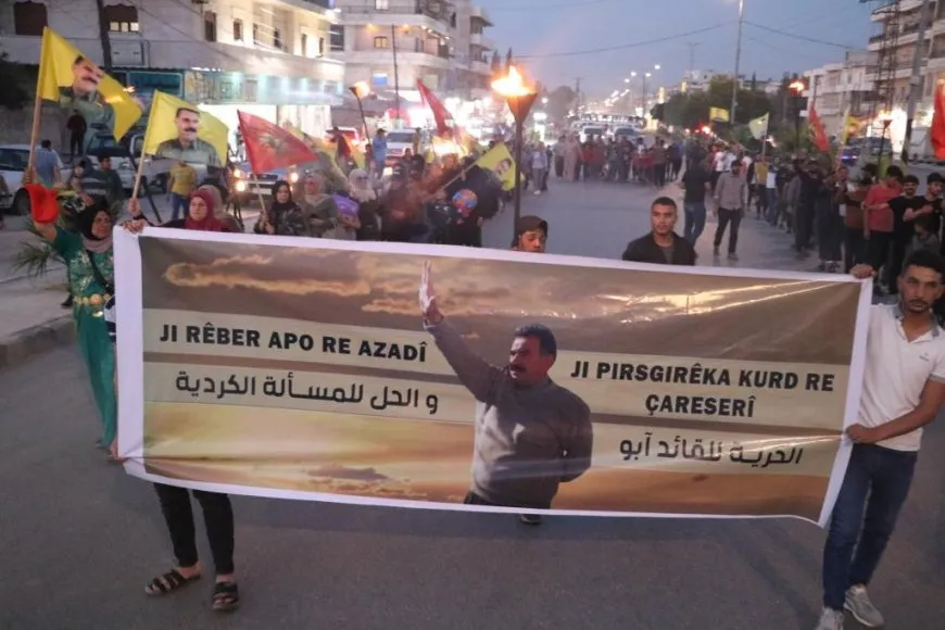 أهالي منبج يطالبون بالحرية الجسدية للقائد عبدالله أوجلان في مسيرة جماهيرية